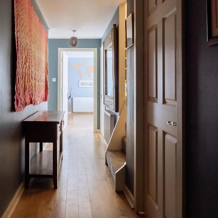 Stylish 3 Bedroom Apartment Near Hollyrood Park Единбург Екстериор снимка